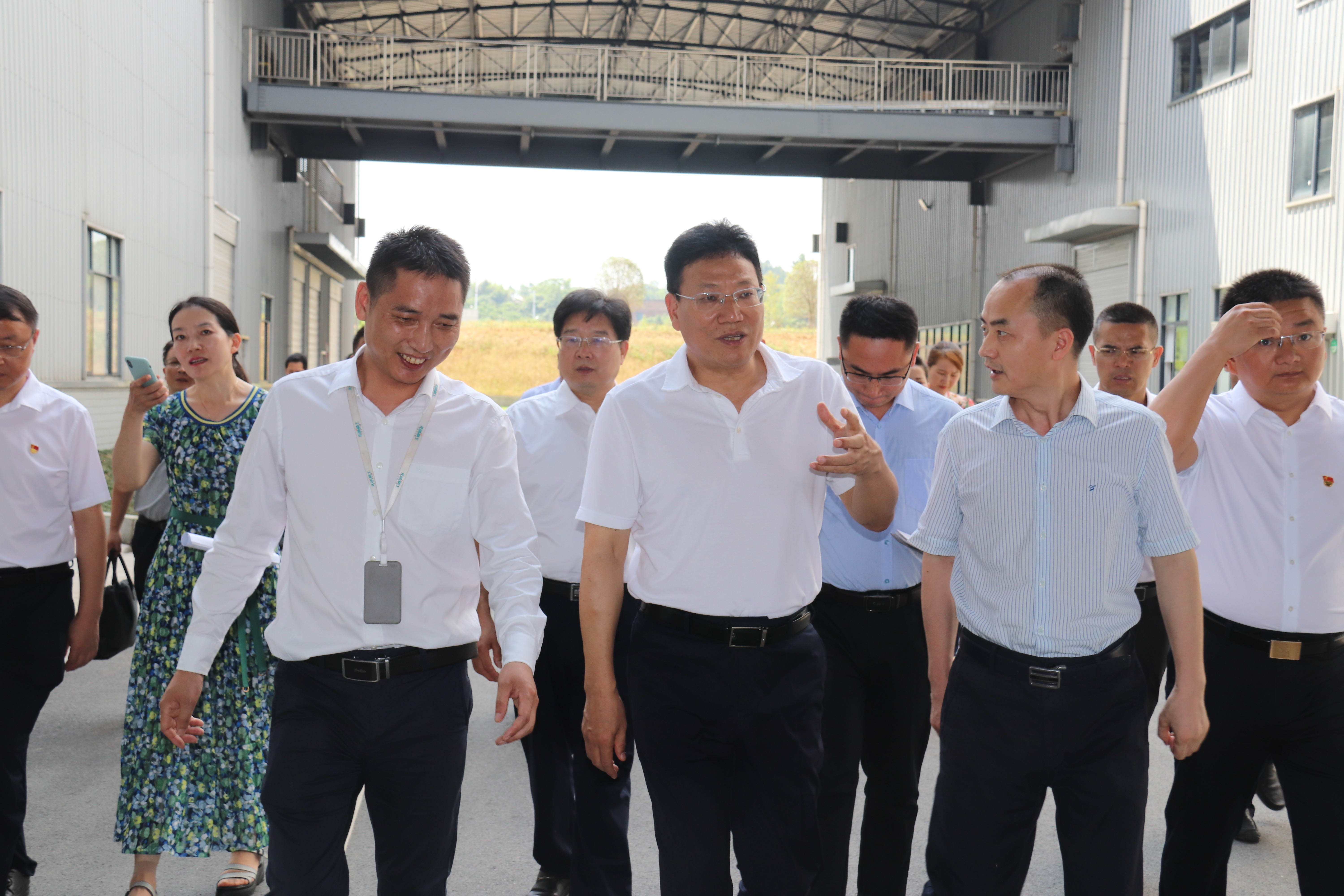 中共邵陽(yáng)市委委員、常委、副書記華學(xué)健等來(lái)我公司進(jìn)行了參觀調(diào)研